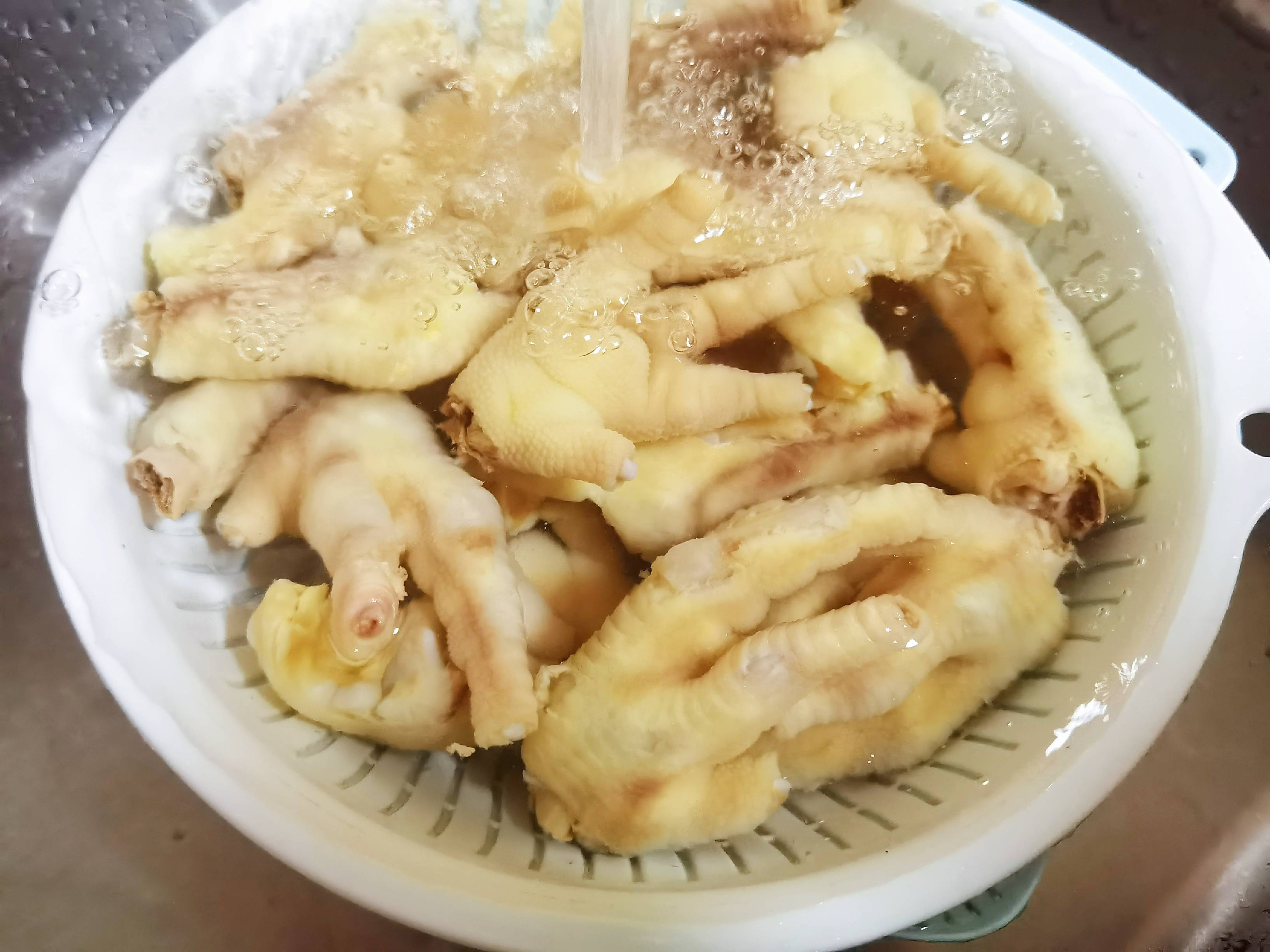 我是半滴雨，#來(lái)自內(nèi)蒙古#，參賽作品為腐乳鳳爪，好吃到吮指的做法-咸鮮味燜菜譜