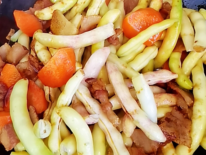 我是半滴雨#來自內(nèi)蒙古#，參賽作品為農(nóng)家豆角小炒肉，豆大飽滿營養(yǎng)下飯的做法-家常味炒菜譜