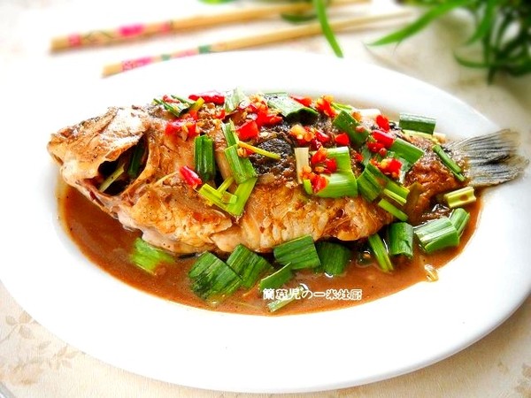 玫瑰腐乳燒鯽魚的做法-醬香味燒菜譜