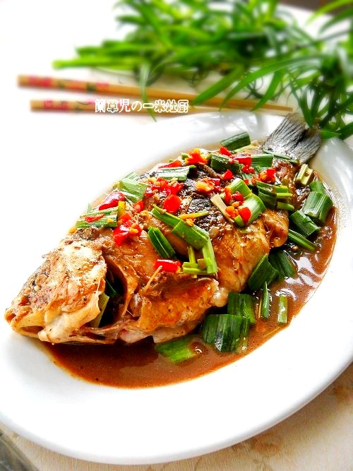 玫瑰腐乳燒鯽魚的做法-醬香味燒菜譜