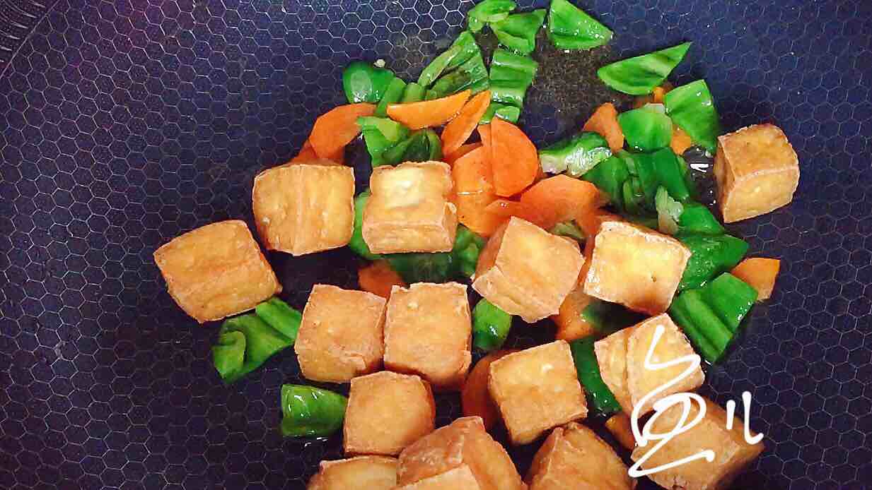 青椒炒豆腐的做法-咸鮮味炒菜譜