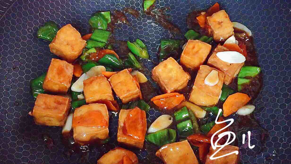青椒炒豆腐的做法-咸鮮味炒菜譜