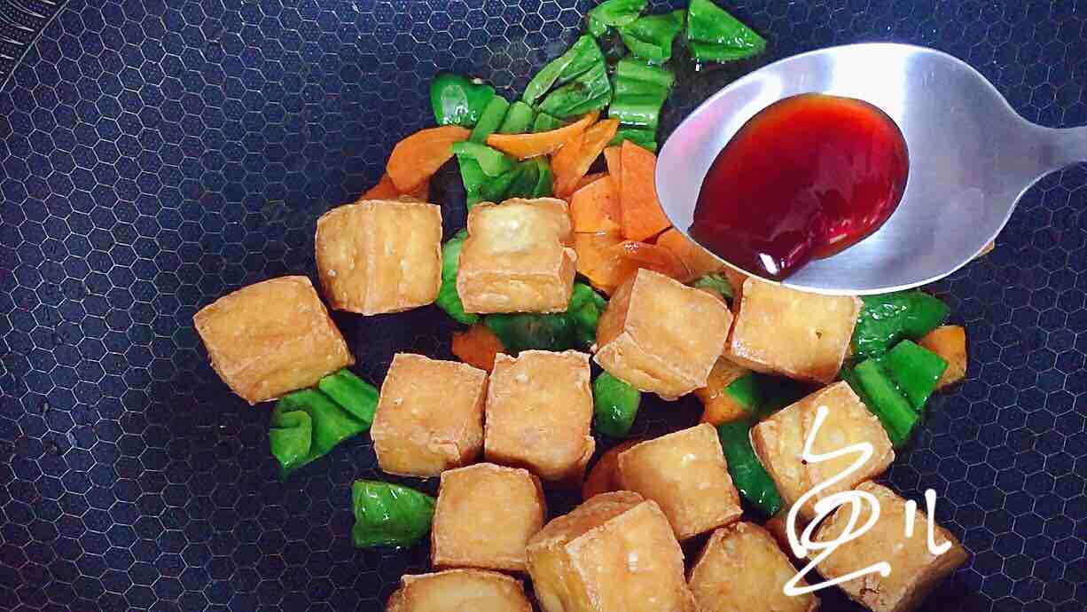 青椒炒豆腐的做法-咸鮮味炒菜譜
