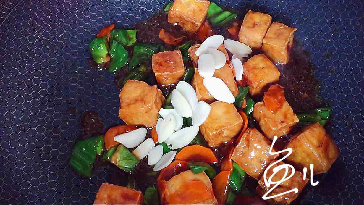 青椒炒豆腐的做法-咸鮮味炒菜譜