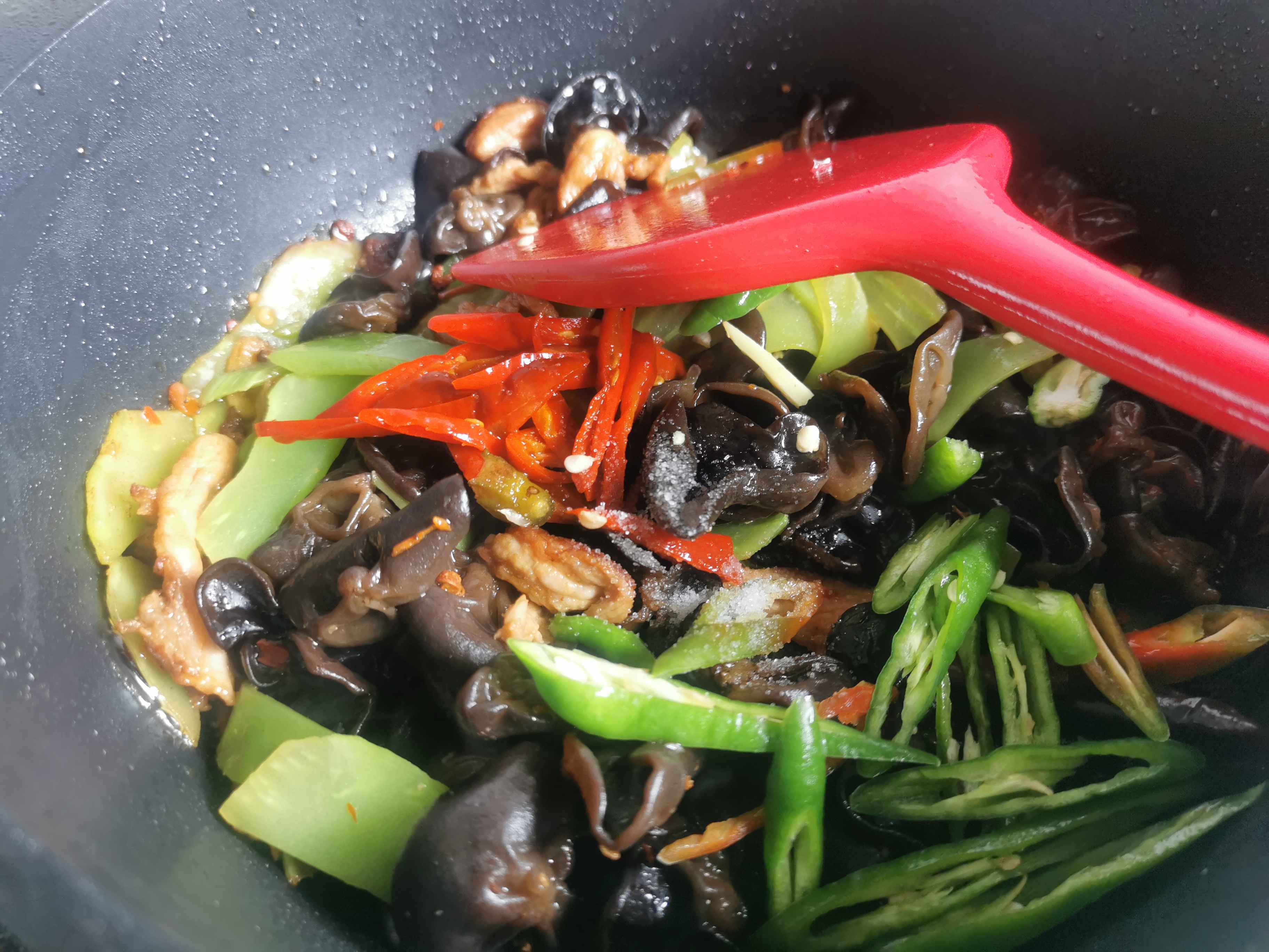 木耳萵筍炒肉的做法-家常味炒菜譜