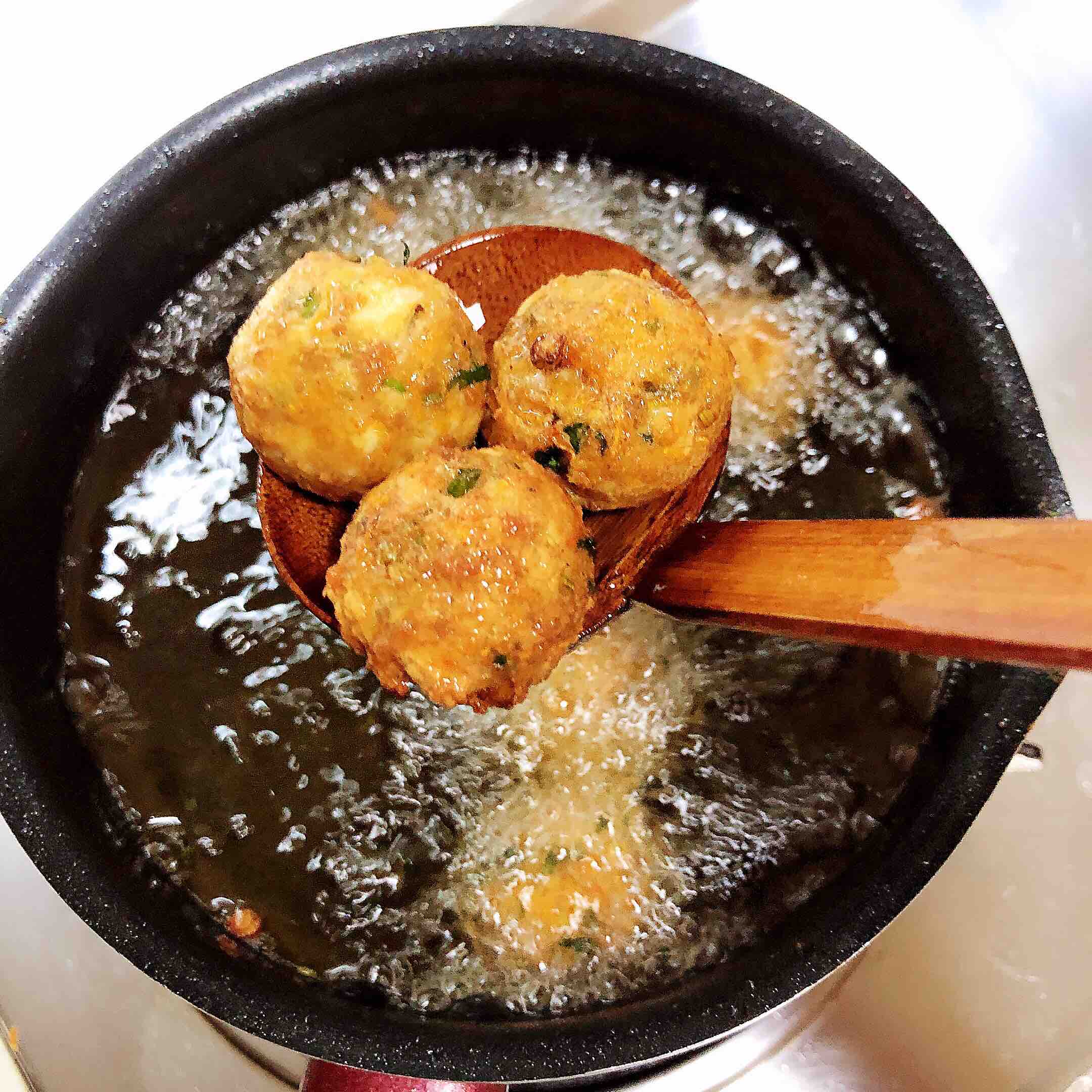 胡蘿卜肉丸子的做法-咸鮮味炸菜譜