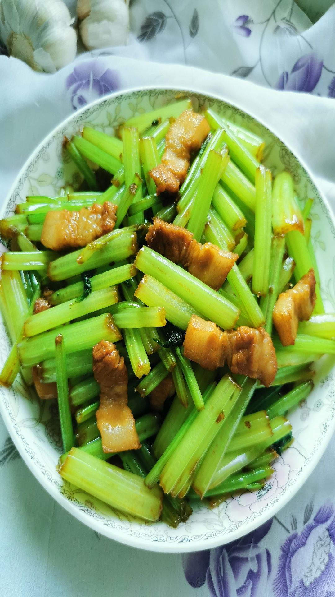 五花肉炒芹菜的做法-家常味炒菜譜