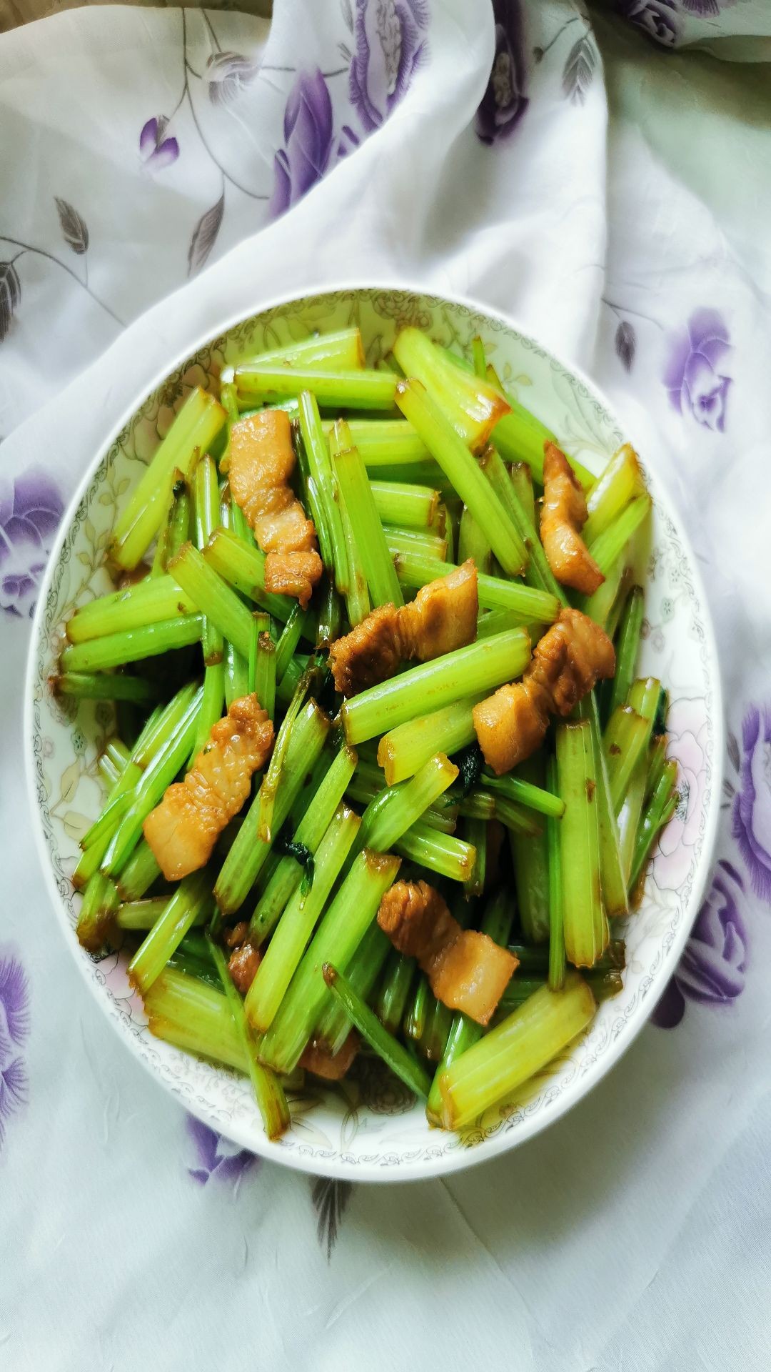 五花肉炒芹菜的做法-家常味炒菜譜