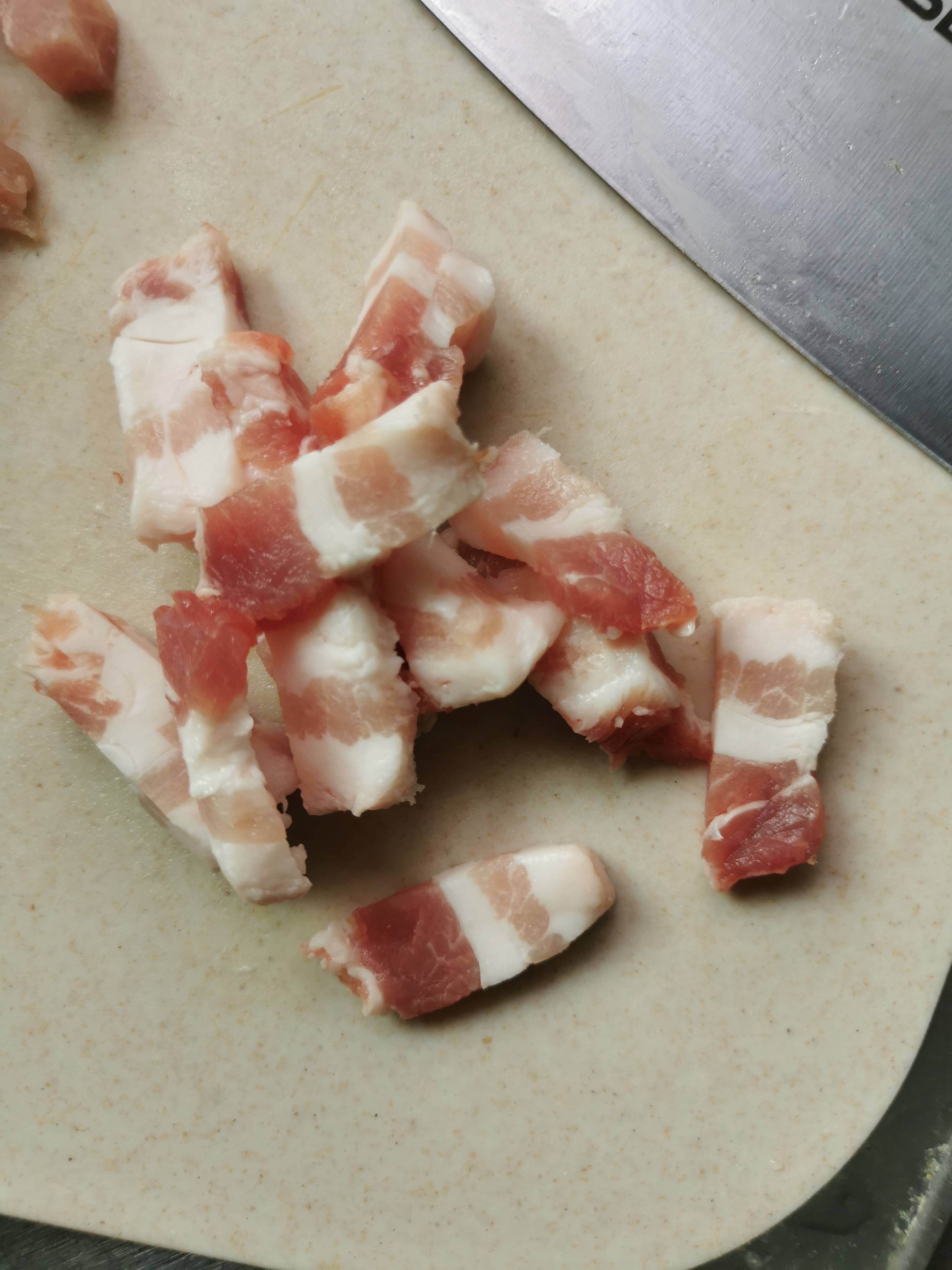 五花肉炒芹菜的做法-家常味炒菜譜