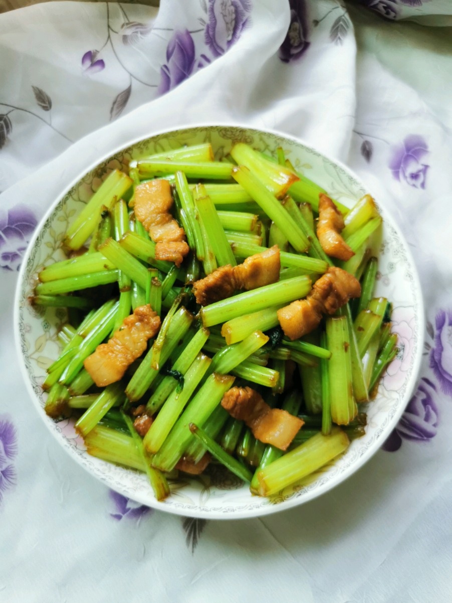 五花肉炒芹菜的做法-家常味炒菜譜