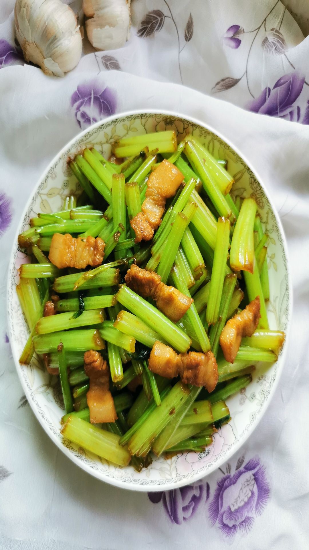 五花肉炒芹菜的做法-家常味炒菜譜