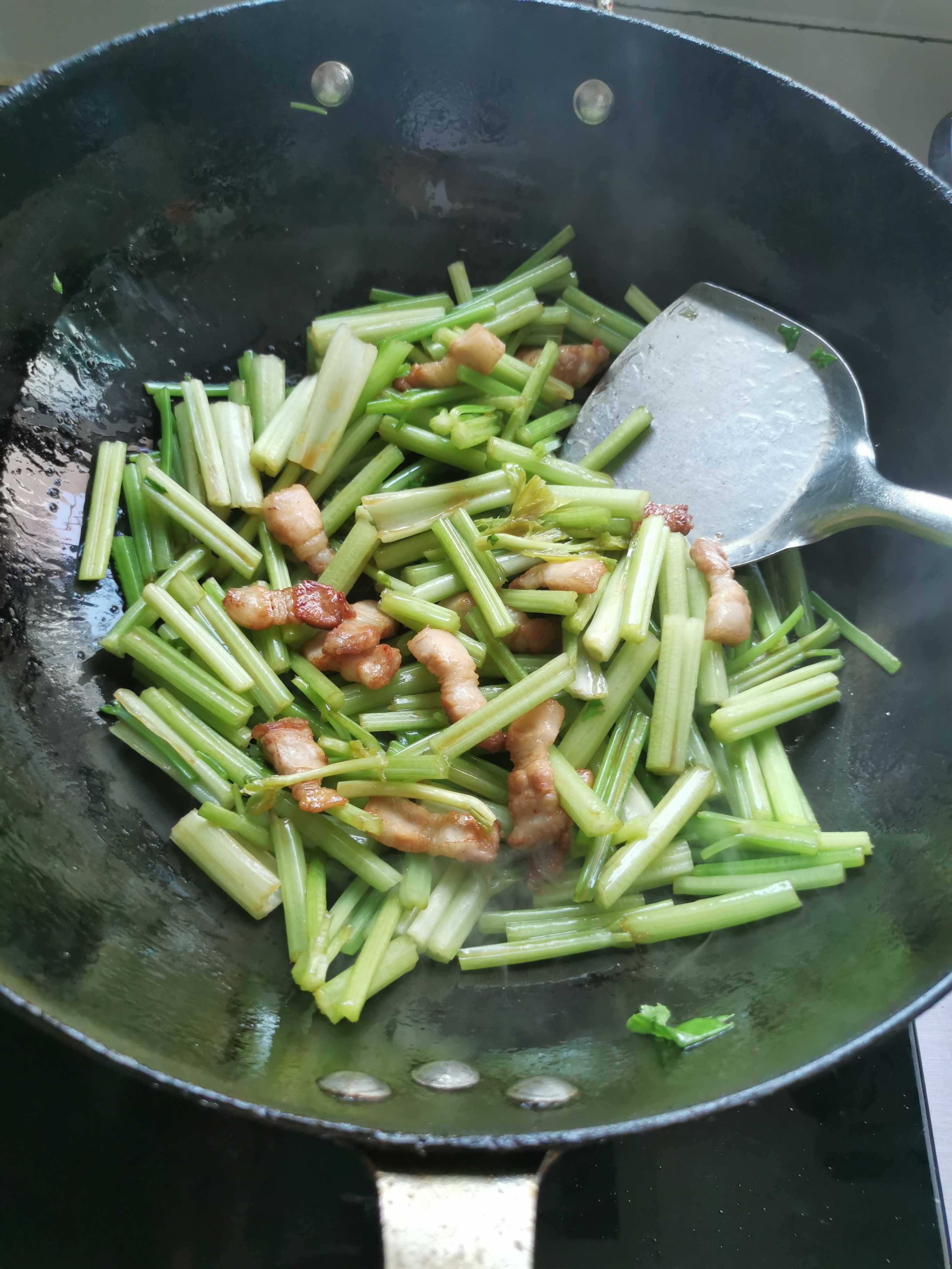 五花肉炒芹菜的做法-家常味炒菜譜