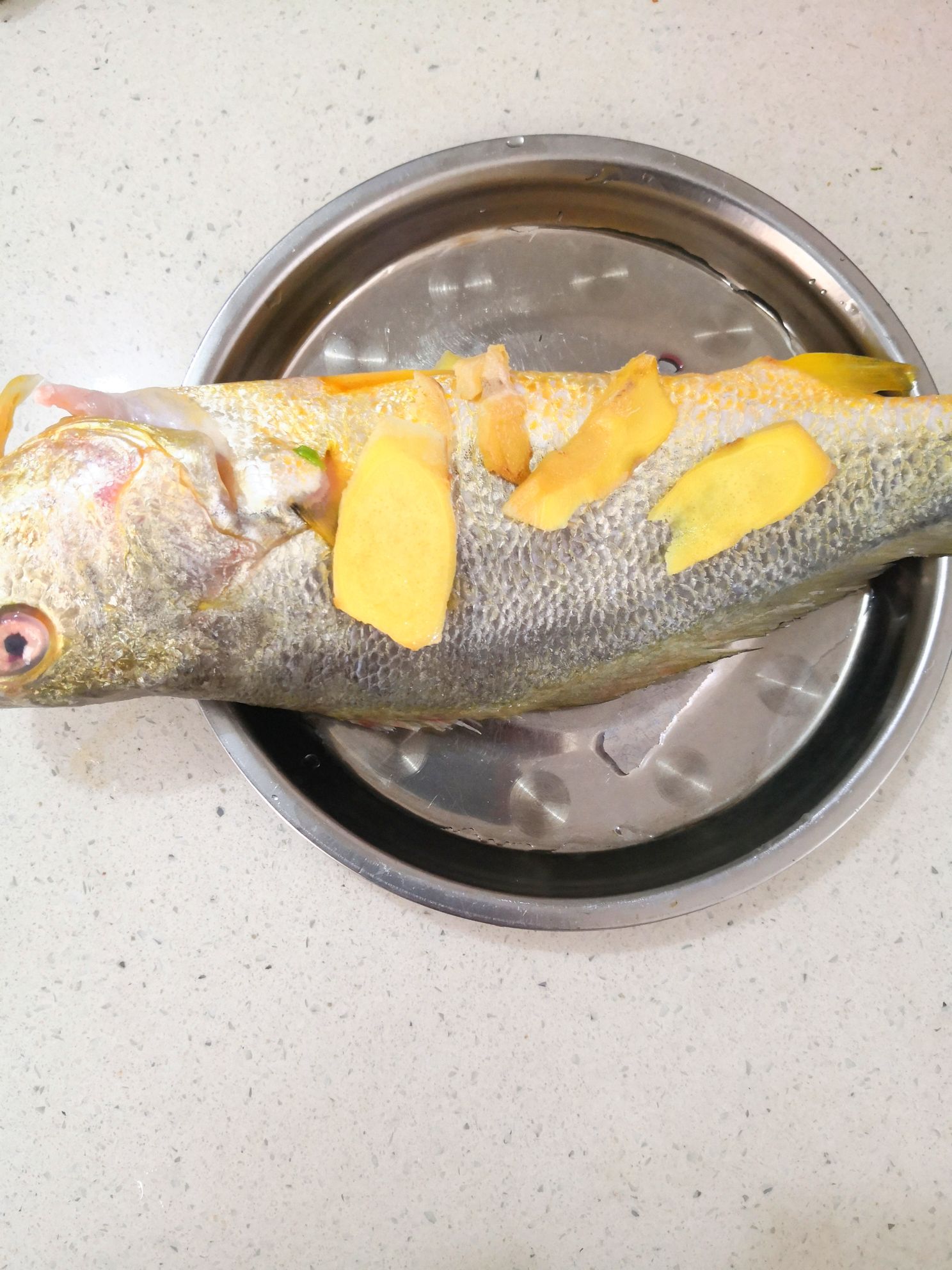 簡(jiǎn)單易學(xué)蒸黃魚的做法-咸鮮味蒸菜譜