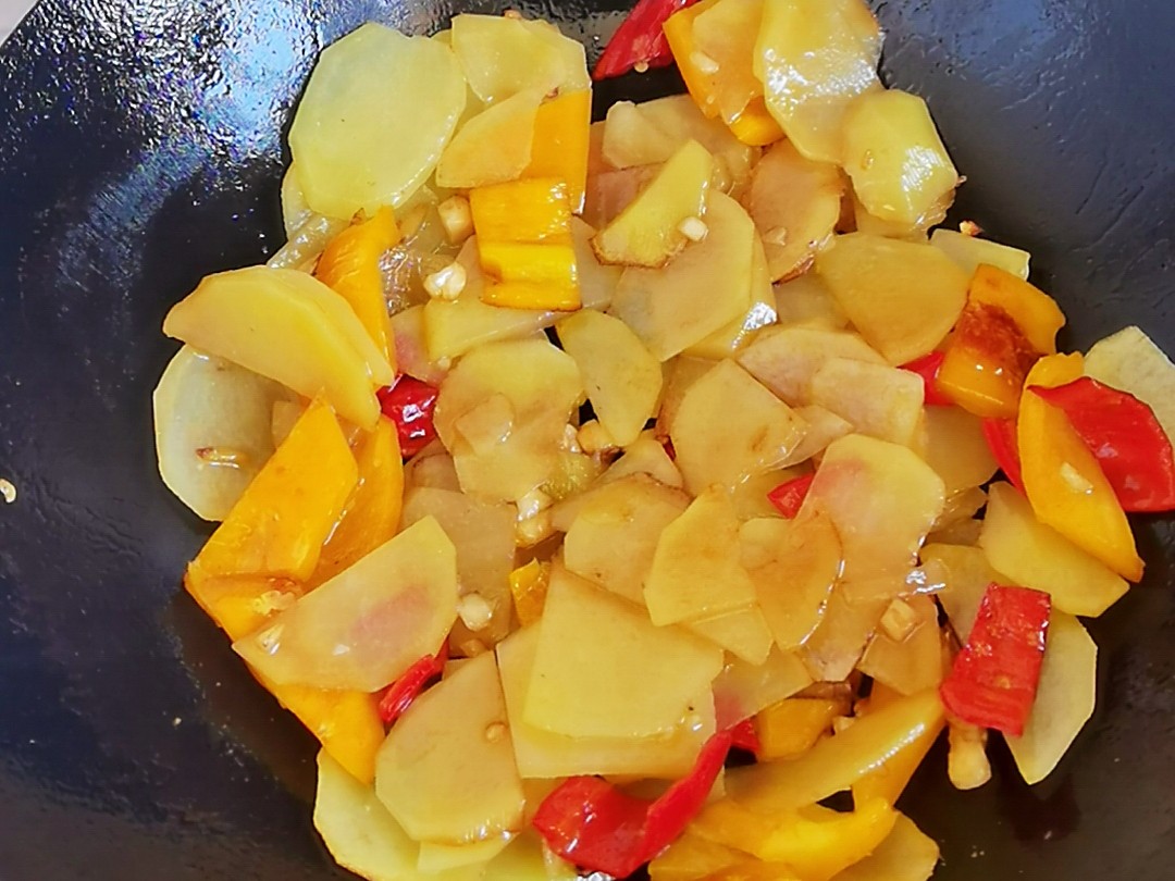 我是半滴雨#來自內蒙古#，參賽作品為素菜也下飯-彩椒土豆片，大人孩子都愛吃的做法-咸鮮味炒菜譜