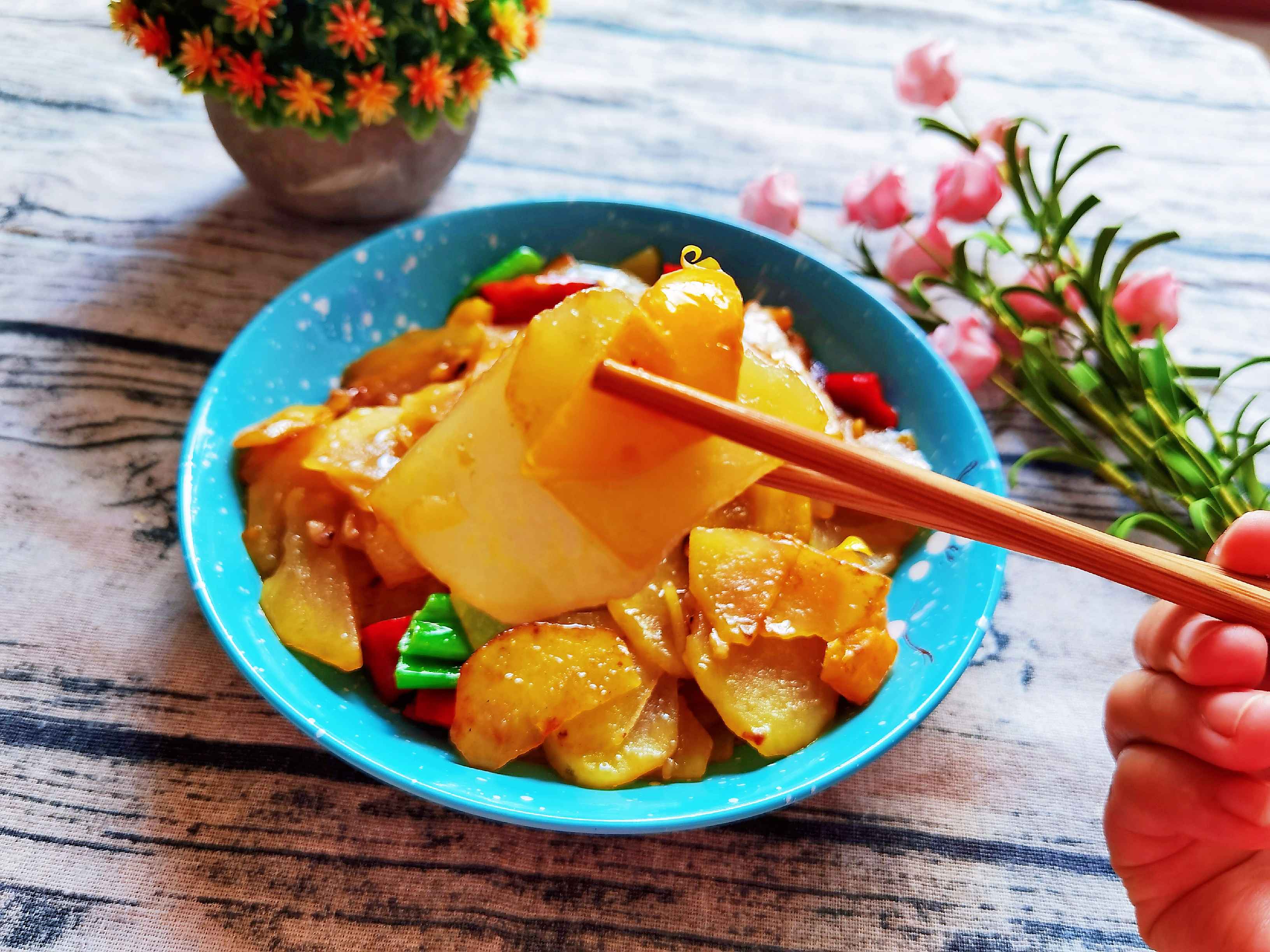 我是半滴雨#來自內蒙古#，參賽作品為素菜也下飯-彩椒土豆片，大人孩子都愛吃的做法-咸鮮味炒菜譜