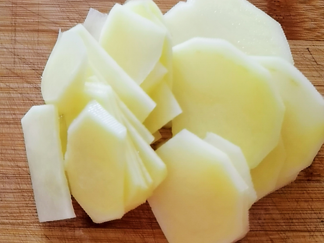 我是半滴雨#來自內蒙古#，參賽作品為素菜也下飯-彩椒土豆片，大人孩子都愛吃的做法-咸鮮味炒菜譜