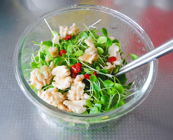 香椿苗拌核桃仁的做法-咸鮮味拌菜譜