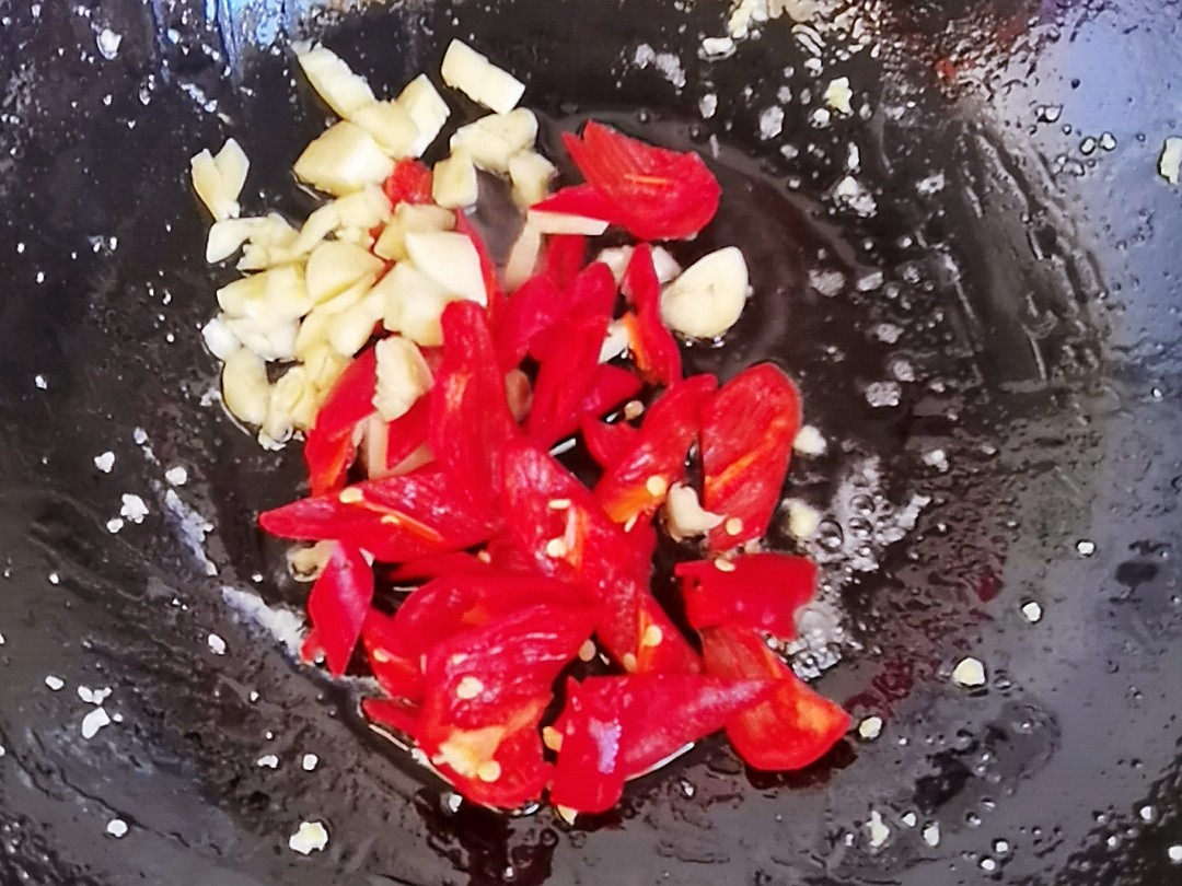 我是半滴雨#來自內蒙古#，參賽作品為韭菜炒豆腐，豆腐嫩滑，韭菜鮮美的做法-咸鮮味炒菜譜