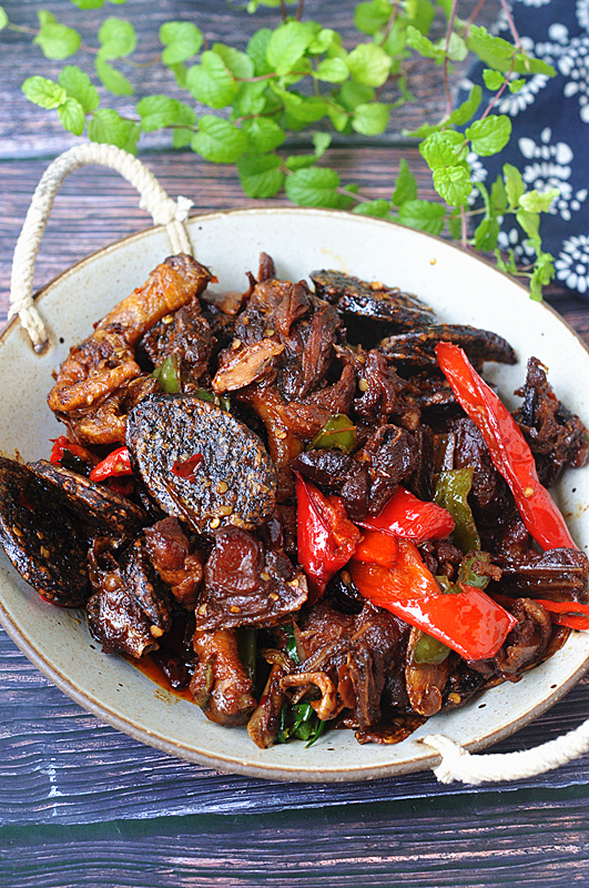 湘西特色菜——血粑鴨的做法-香辣味燒菜譜