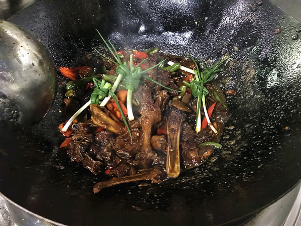 湘西特色菜——血粑鴨的做法-香辣味燒菜譜