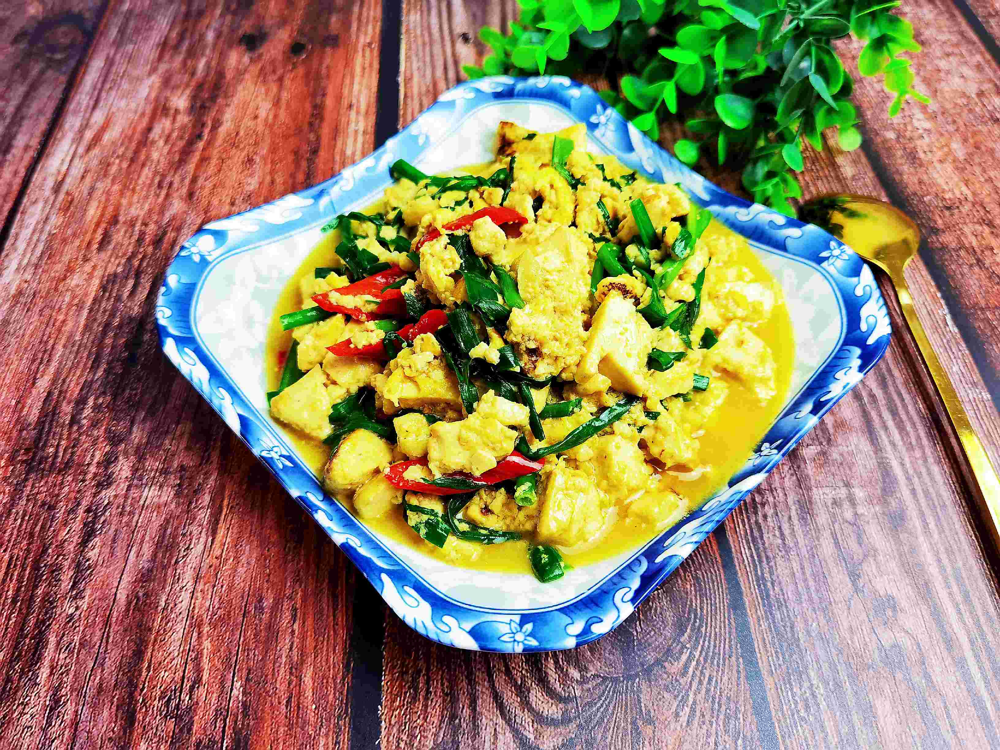 我是半滴雨#來自內蒙古#，參賽作品為韭菜炒豆腐，豆腐嫩滑，韭菜鮮美的做法-咸鮮味炒菜譜