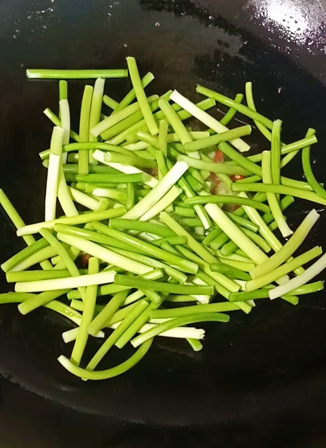 牛肉炒蒜薹的做法-家常味炒菜譜