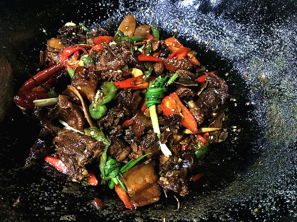 湘西特色菜——血粑鴨的做法-香辣味燒菜譜