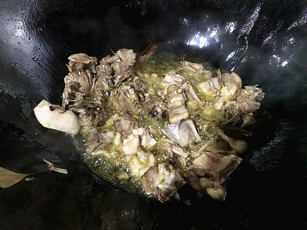 湘西特色菜——血粑鴨的做法-香辣味燒菜譜