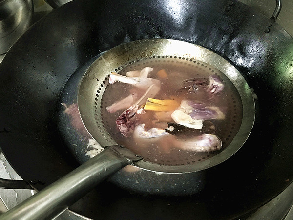 湘西特色菜——血粑鴨的做法-香辣味燒菜譜