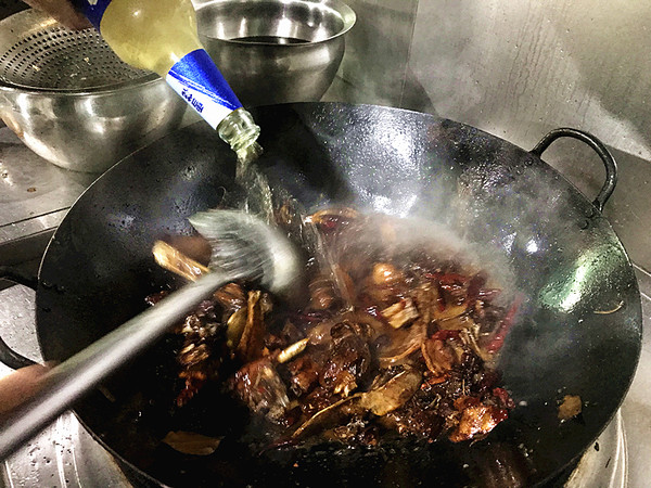 湘西特色菜——血粑鴨的做法-香辣味燒菜譜