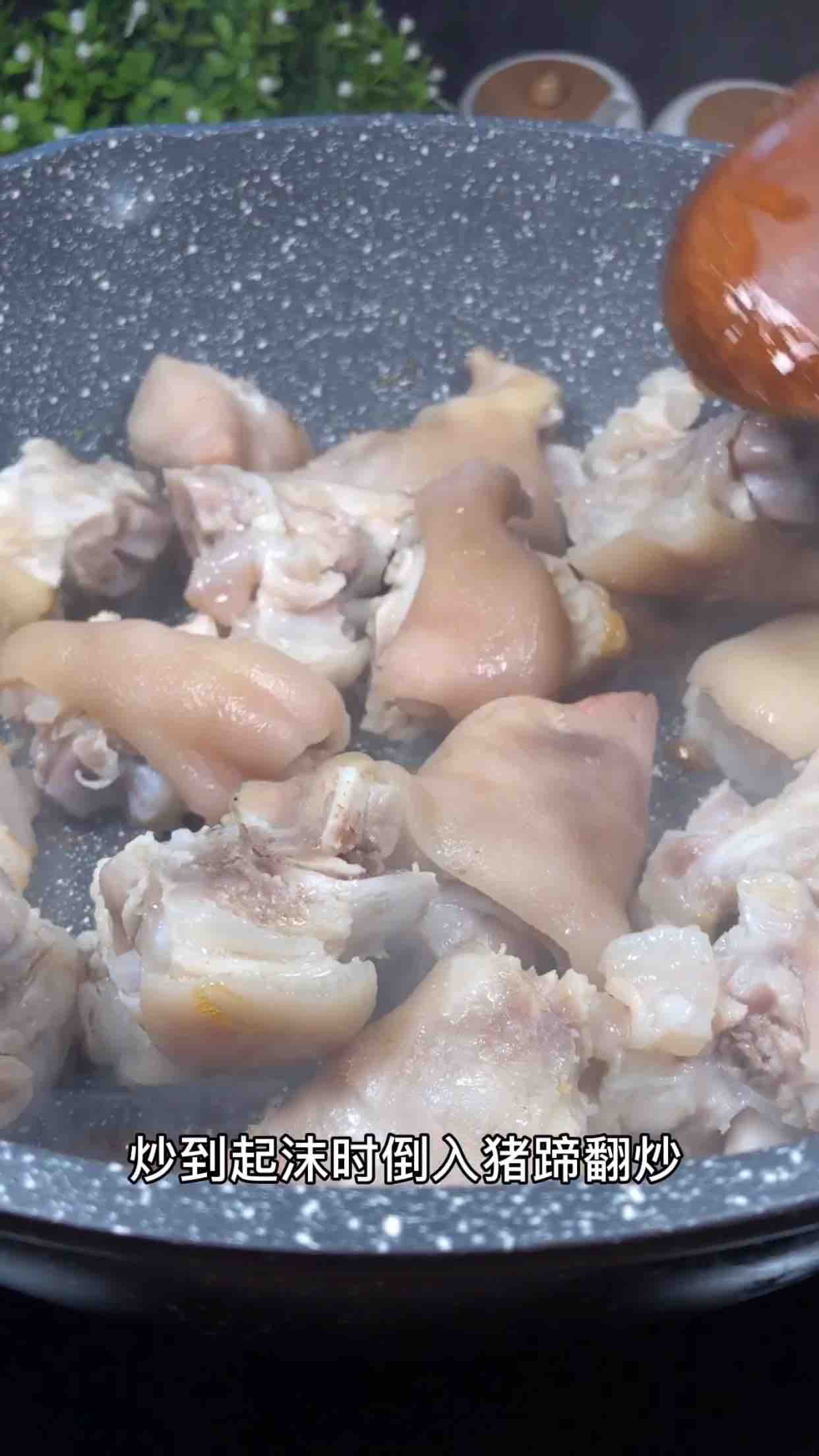 豬蹄燜黃豆的做法-家常味燉菜譜