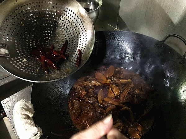 湘西特色菜——血粑鴨的做法-香辣味燒菜譜