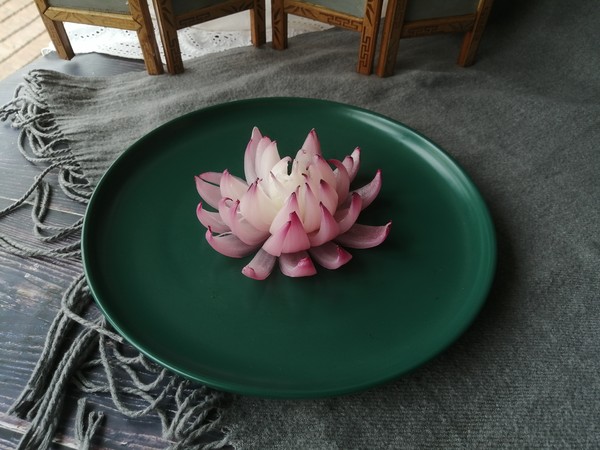 把洋蔥變成荷花的“魔術”的做法-其它口味其它工藝菜譜