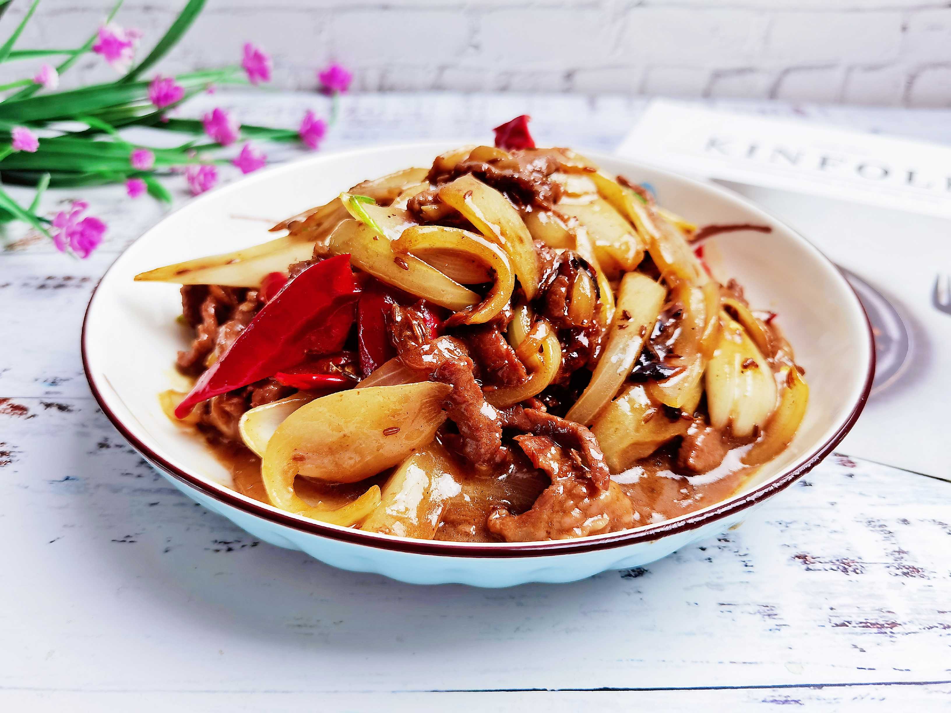 1塊牛肉1個(gè)圓蔥1根辣椒，叫你做好吃又下飯的圓蔥炒牛肉，牛肉嫩滑圓蔥清香，太好吃了的做法-咸鮮味炒菜譜