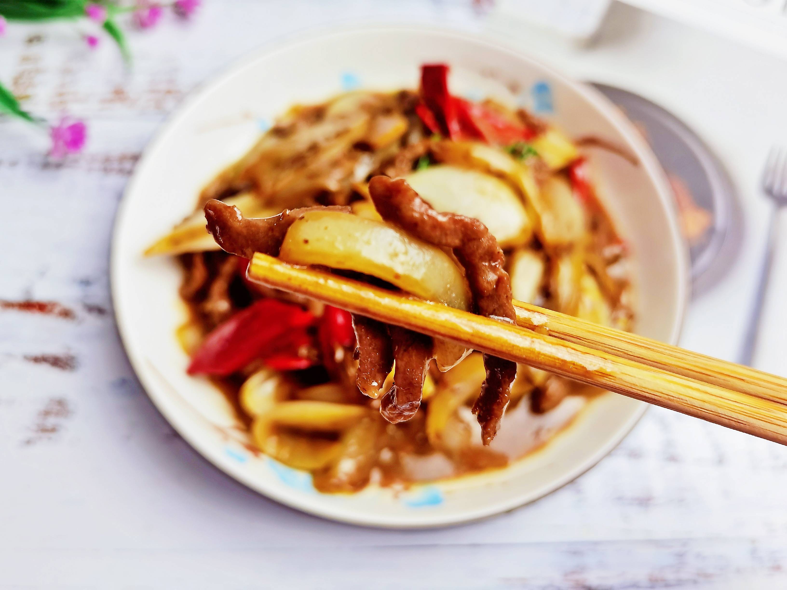 1塊牛肉1個(gè)圓蔥1根辣椒，叫你做好吃又下飯的圓蔥炒牛肉，牛肉嫩滑圓蔥清香，太好吃了的做法-咸鮮味炒菜譜