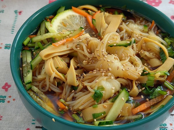 涼拌魔芋絲，清新爽口超開胃的做法-家常味拌菜譜