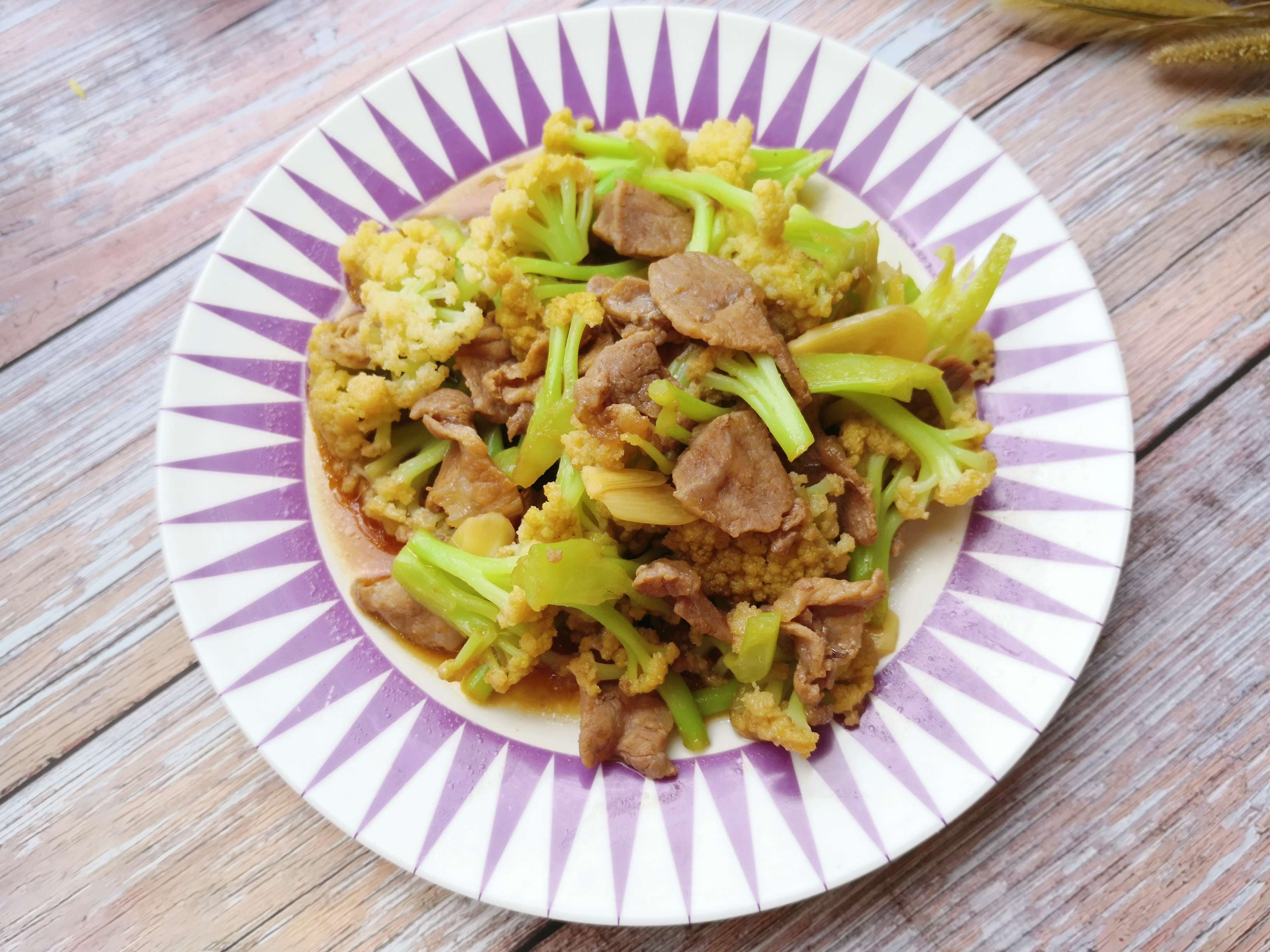 豬肉炒花菜的做法-家常味炒菜譜