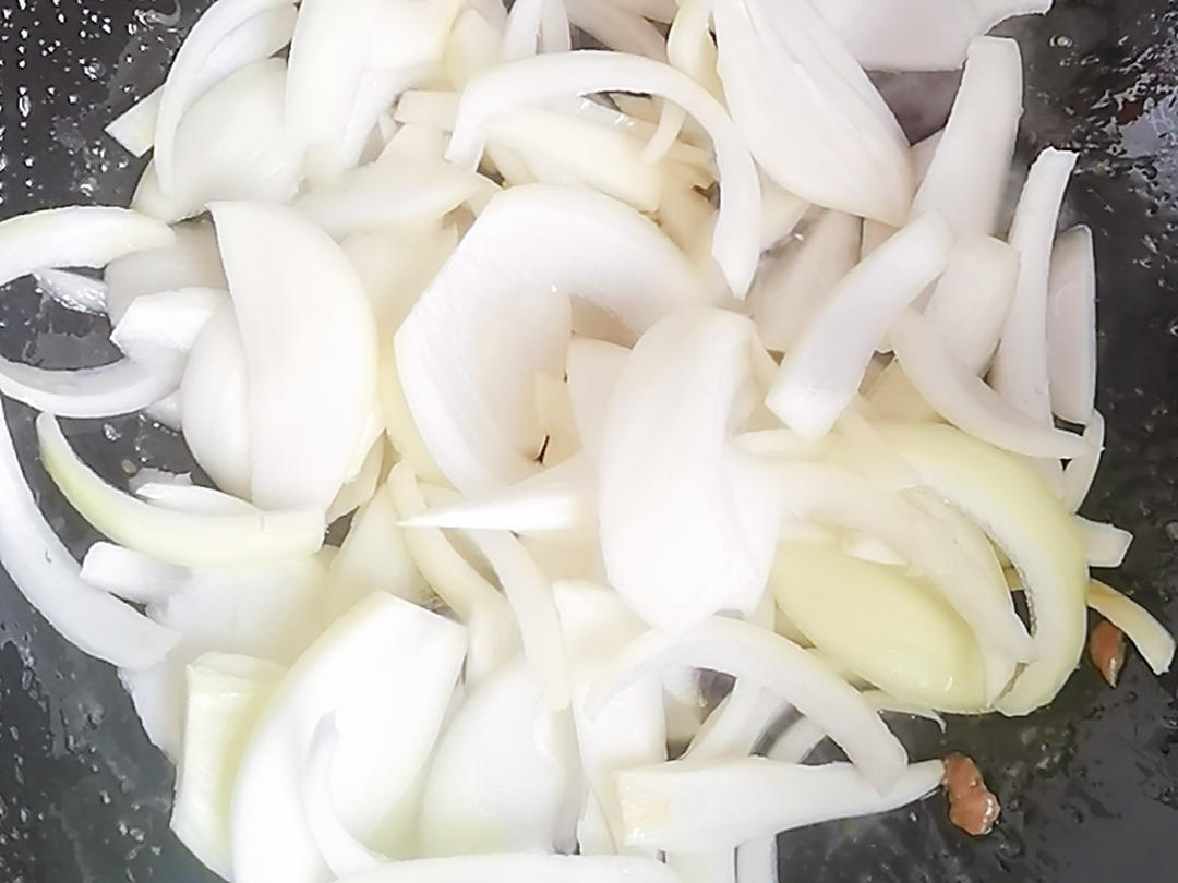 1塊牛肉1個(gè)圓蔥1根辣椒，叫你做好吃又下飯的圓蔥炒牛肉，牛肉嫩滑圓蔥清香，太好吃了的做法-咸鮮味炒菜譜