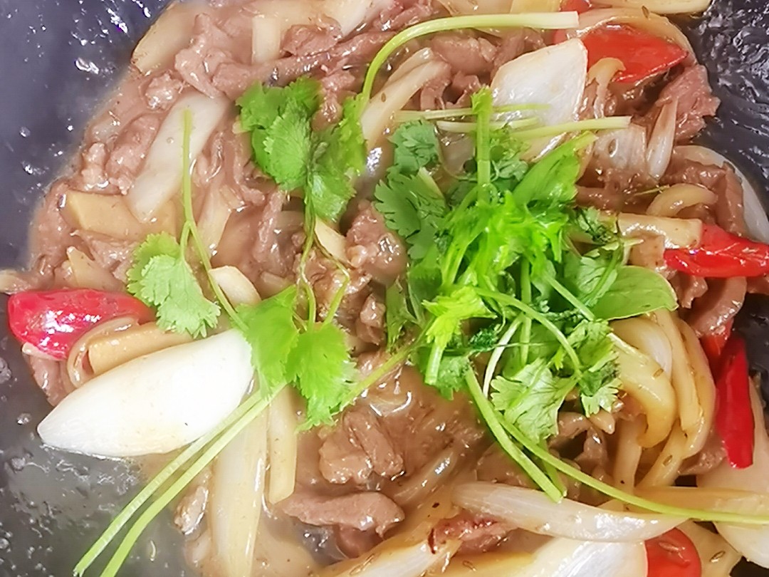 1塊牛肉1個(gè)圓蔥1根辣椒，叫你做好吃又下飯的圓蔥炒牛肉，牛肉嫩滑圓蔥清香，太好吃了的做法-咸鮮味炒菜譜