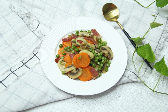 白蘑菇豌豆炒培根的做法-咸鮮味炒菜譜