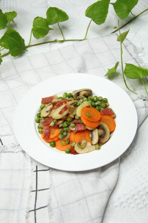 白蘑菇豌豆炒培根的做法-咸鮮味炒菜譜