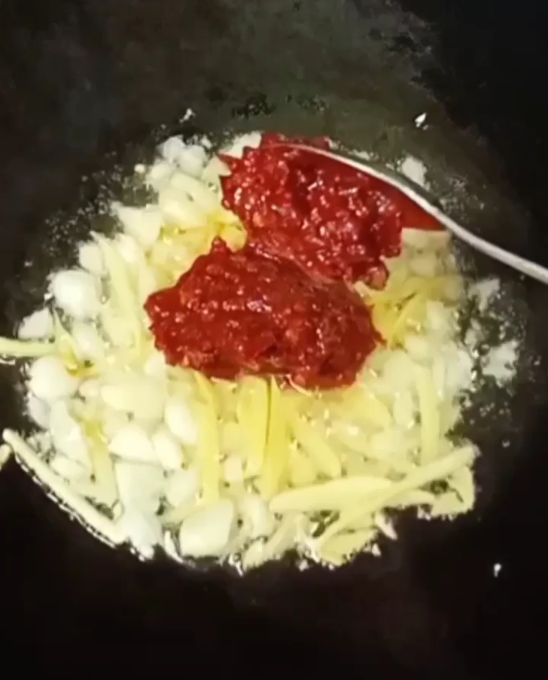 豆瓣醬炒花甲的做法-家常味炒菜譜