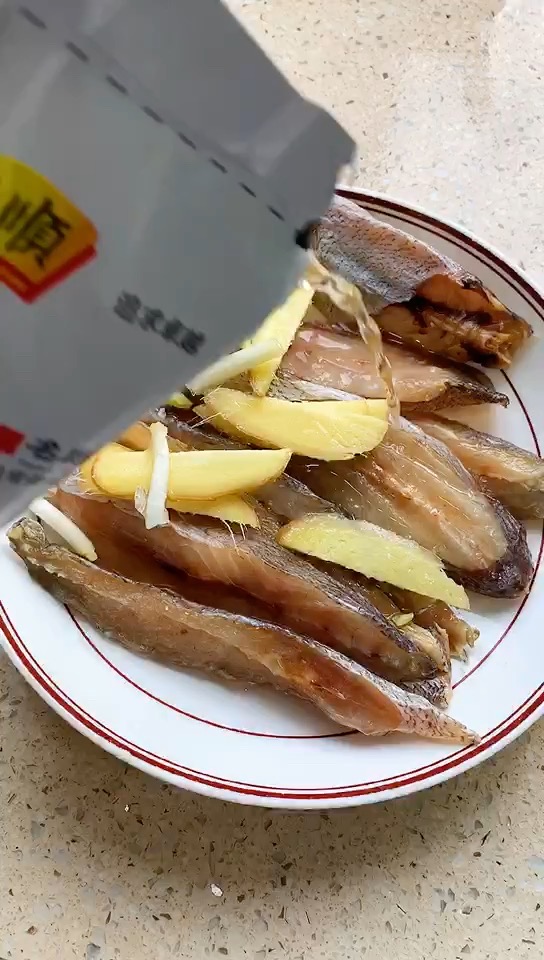 蔥姜蒸鮸魚片。的做法-咸鮮味蒸菜譜