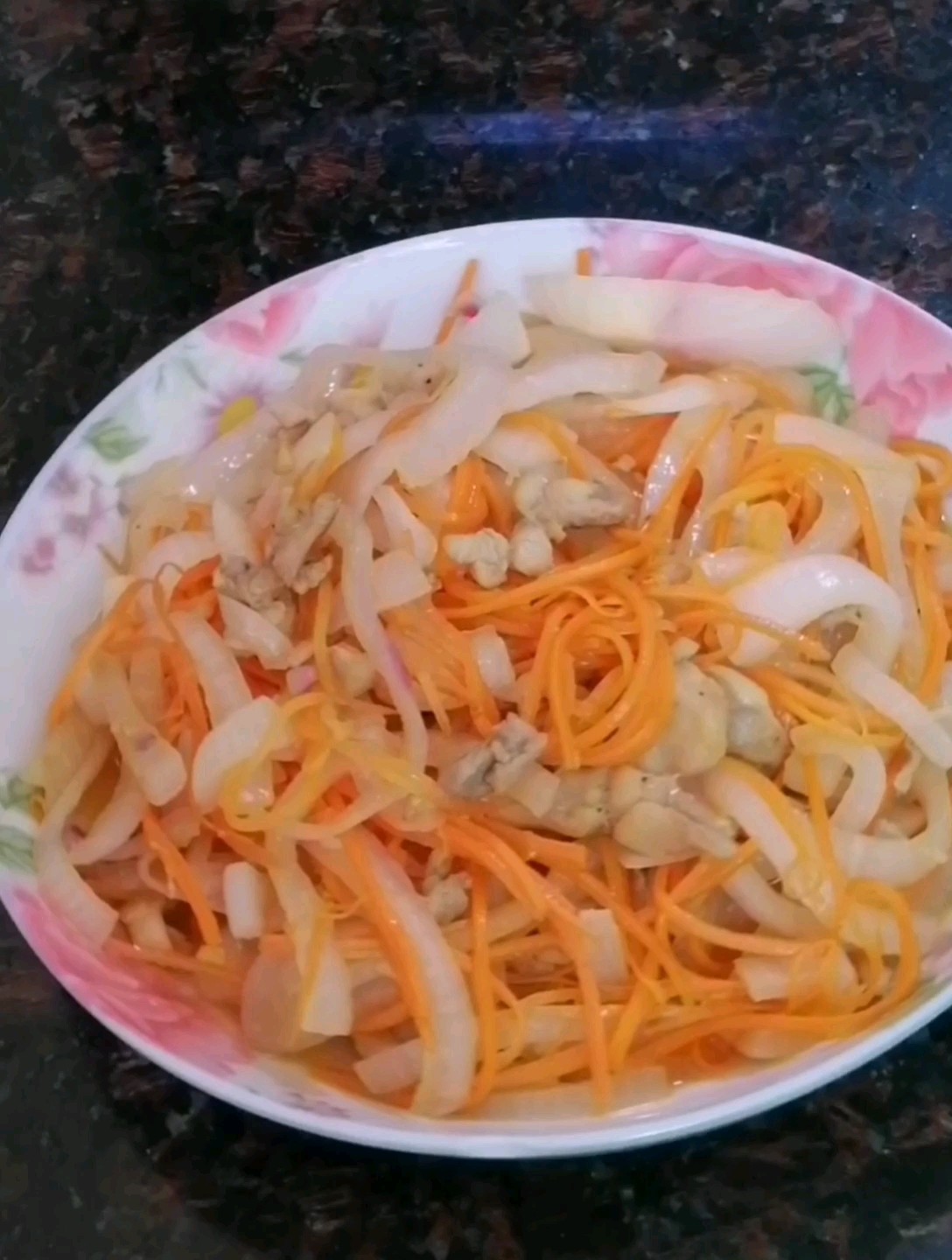 洋蔥胡蘿卜炒雞腿肉的做法-家常味炒菜譜