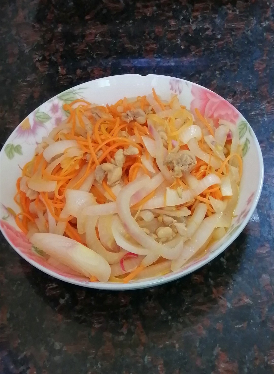 洋蔥胡蘿卜炒雞腿肉的做法-家常味炒菜譜