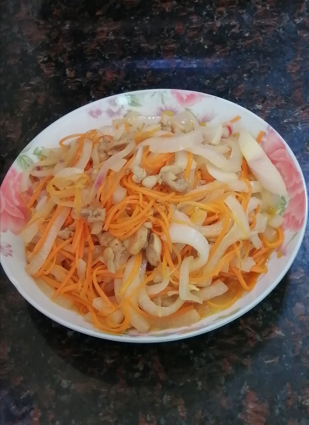 洋蔥胡蘿卜炒雞腿肉的做法-家常味炒菜譜