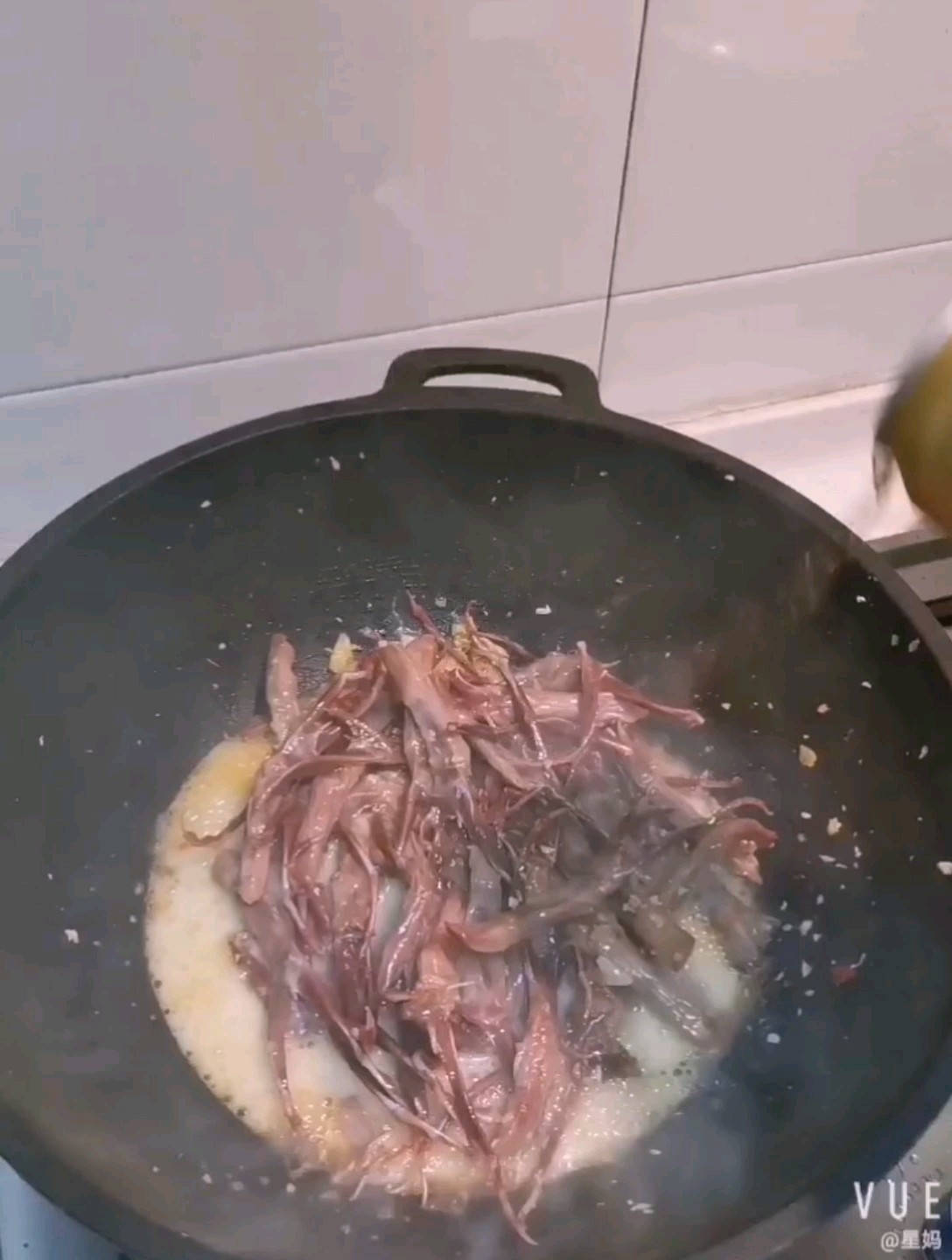 蒜香鴨舌的做法-香辣味燒菜譜