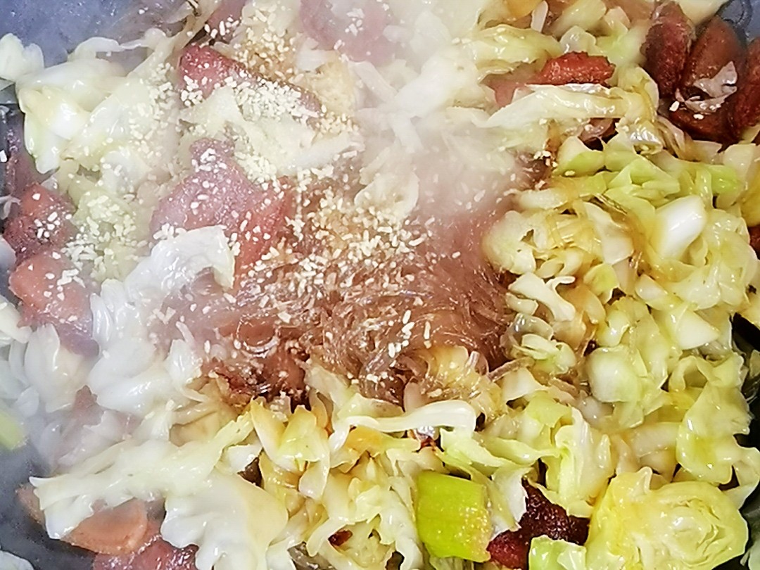圓白菜粉絲小炒肉，圓白菜這么做，2碗米飯不夠吃的做法-咸鮮味炒菜譜