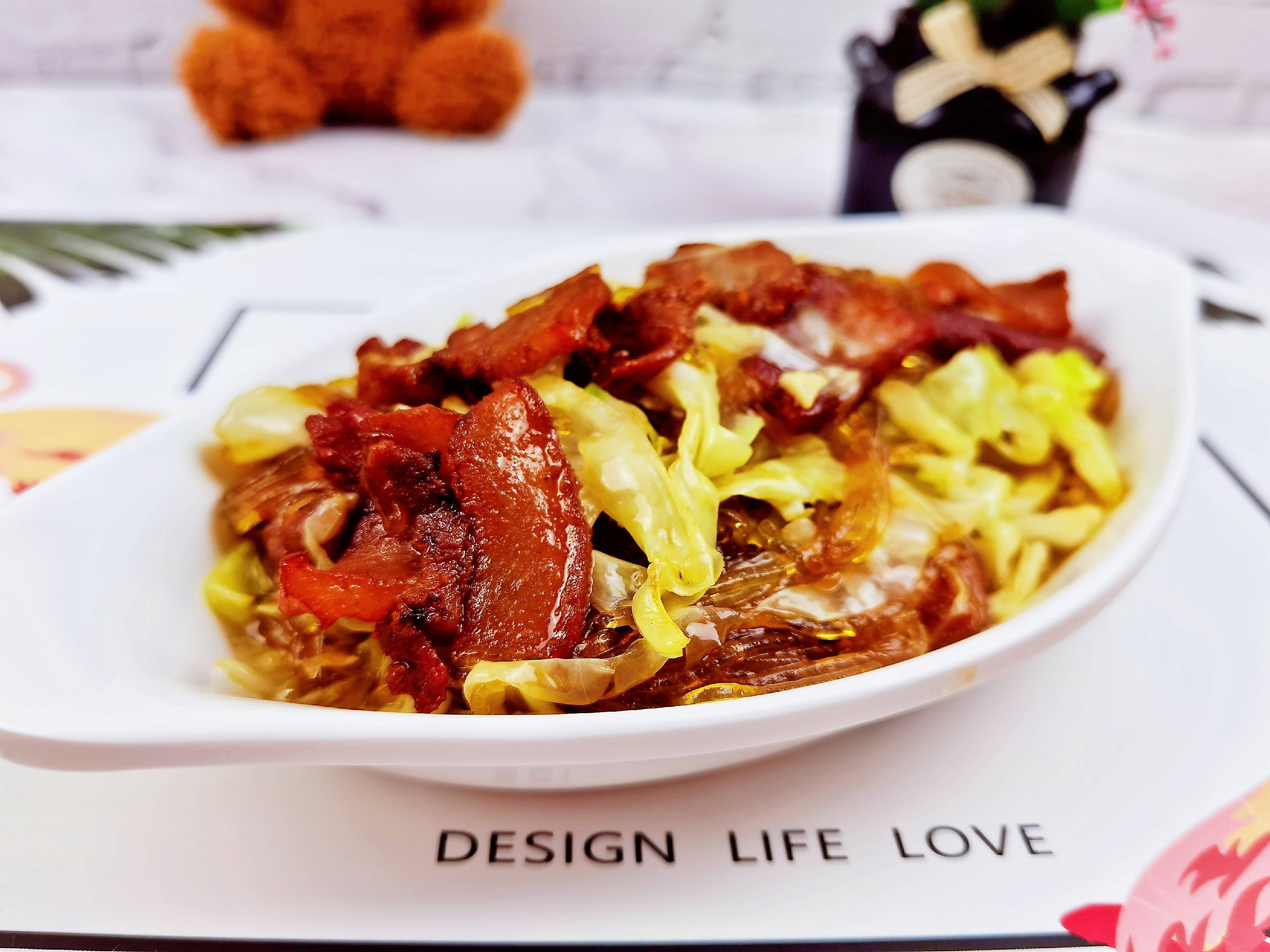 圓白菜粉絲小炒肉，圓白菜這么做，2碗米飯不夠吃的做法-咸鮮味炒菜譜