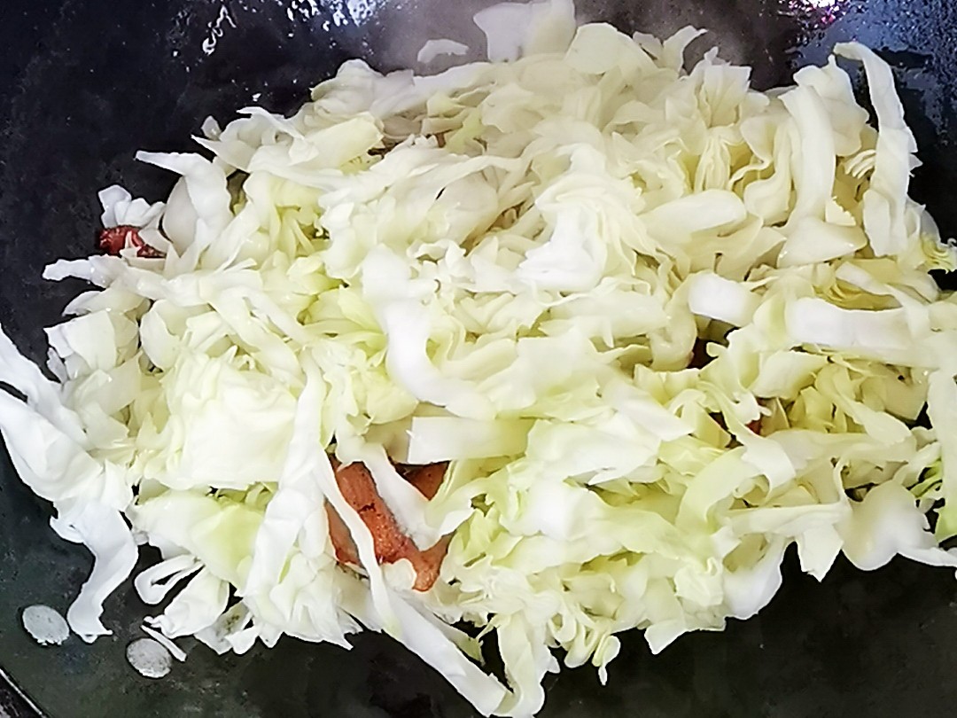 圓白菜粉絲小炒肉，圓白菜這么做，2碗米飯不夠吃的做法-咸鮮味炒菜譜